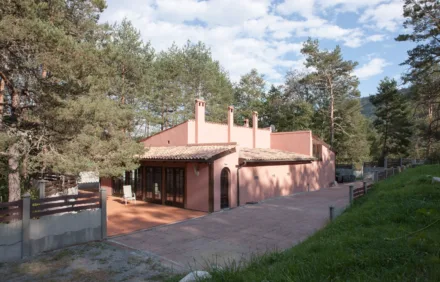 Romantic-HuntingLodge-en-Provence**** – a charming romantic retreat on a private estate